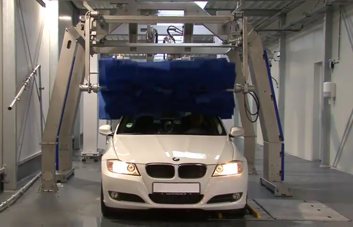  Мийка автомобіля валами зі щітками в тунельній мийці