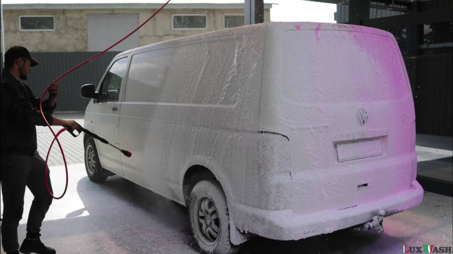 Пункт мийки самообслуговування з установкою для обробки авто рожевої піною