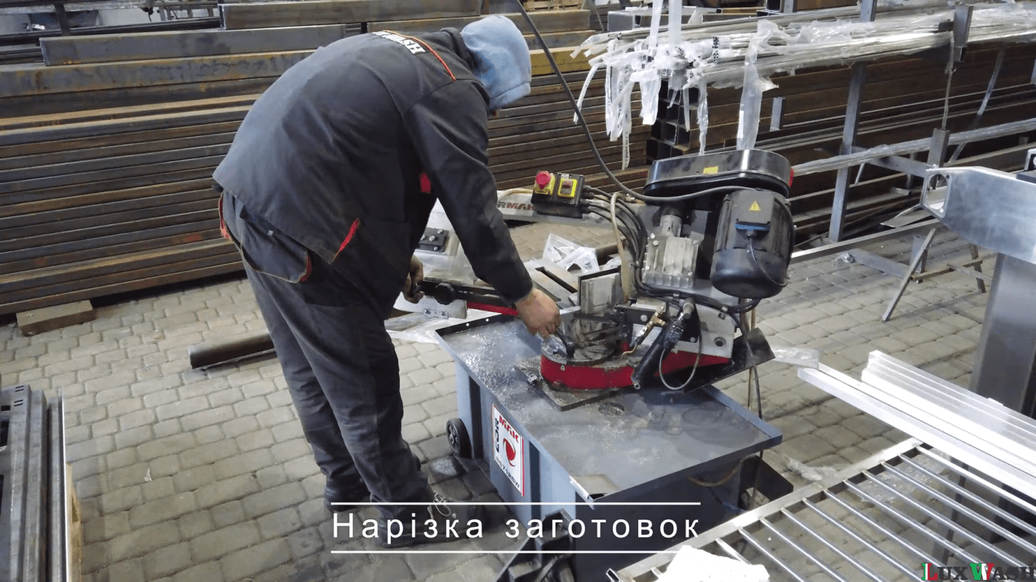 Нарізка металевих елементів конструкції каркаса для автомобільної мийки