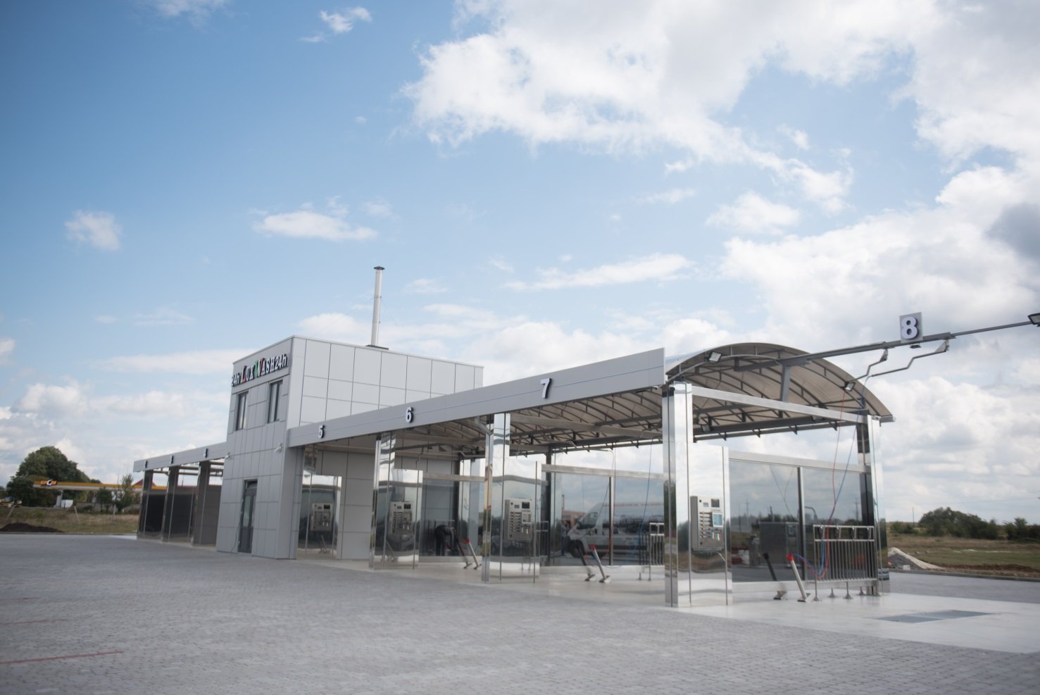 Дизайн автомобільної мийки самообслуговування в світлих тонах