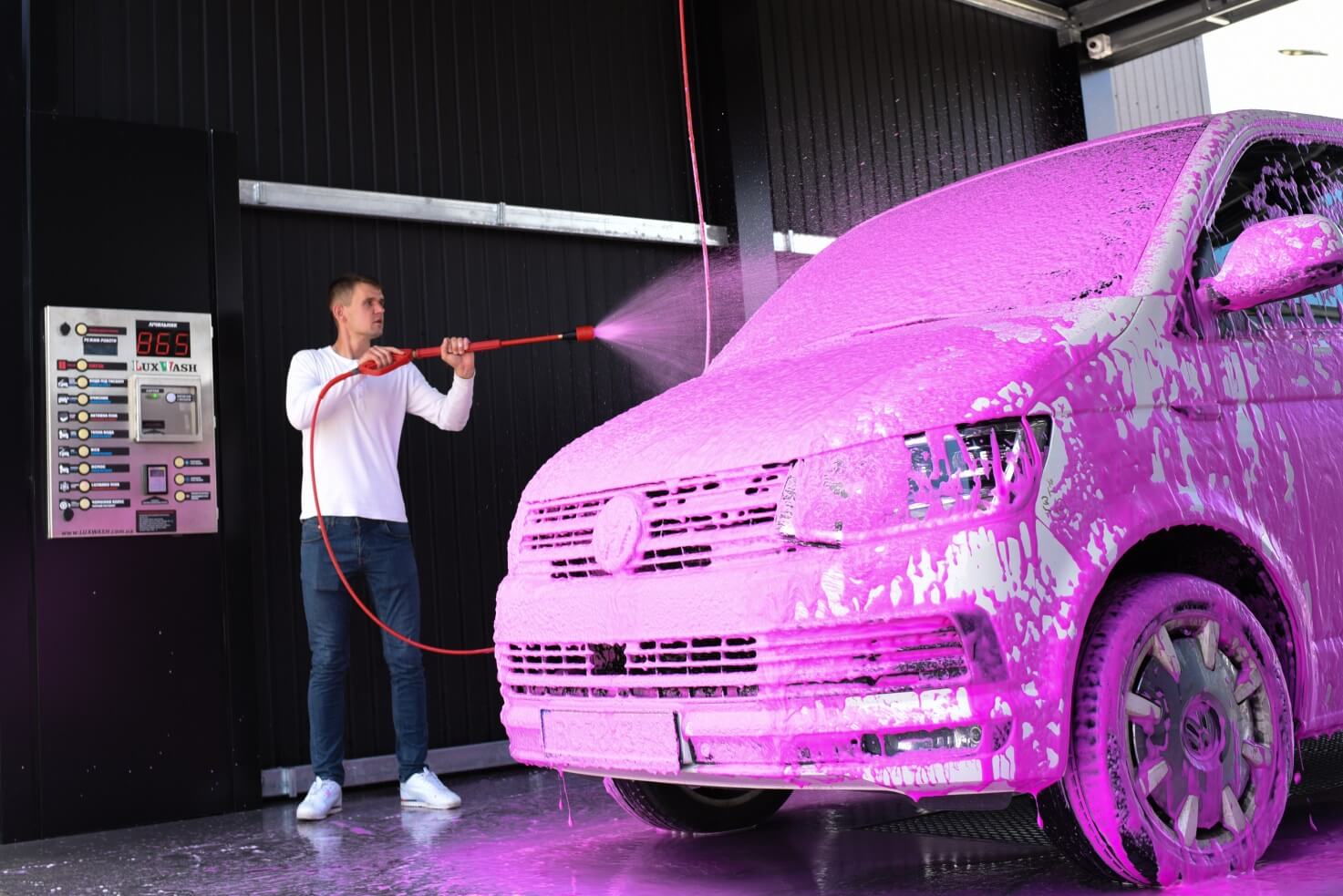 Мийка автомобіля на побудованої за проектом компанії «LuxWash» автомийці самообслуговування