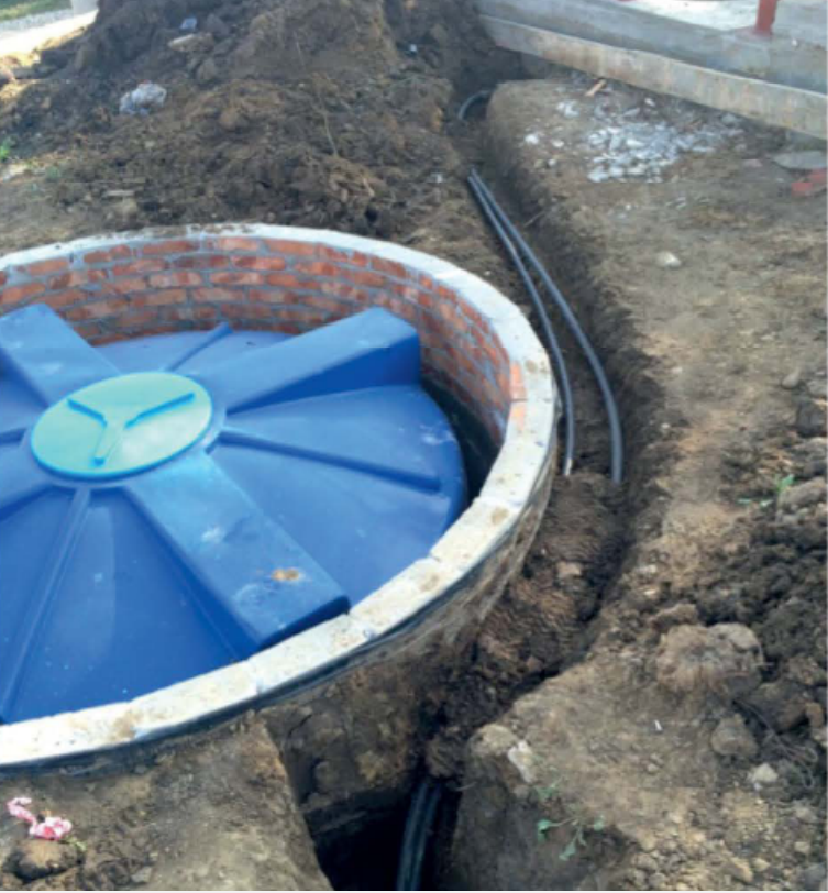 Септик для автомобільної мийки з люком для обслуговування