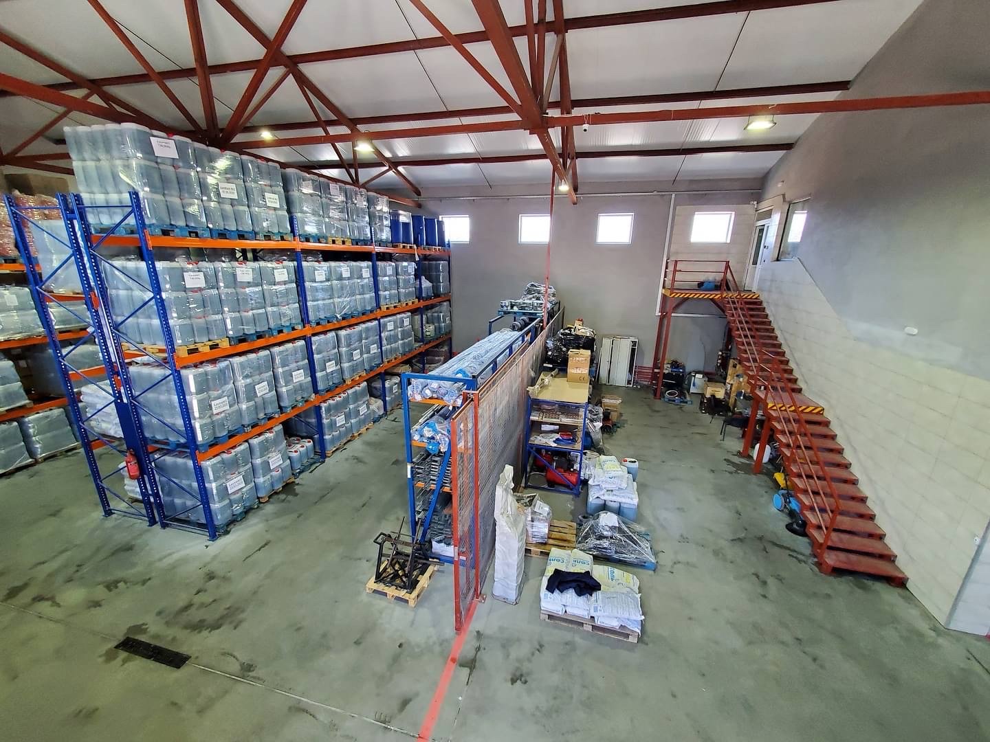 Собственный склад надежного оборудования и качественной автомобильной химии компании