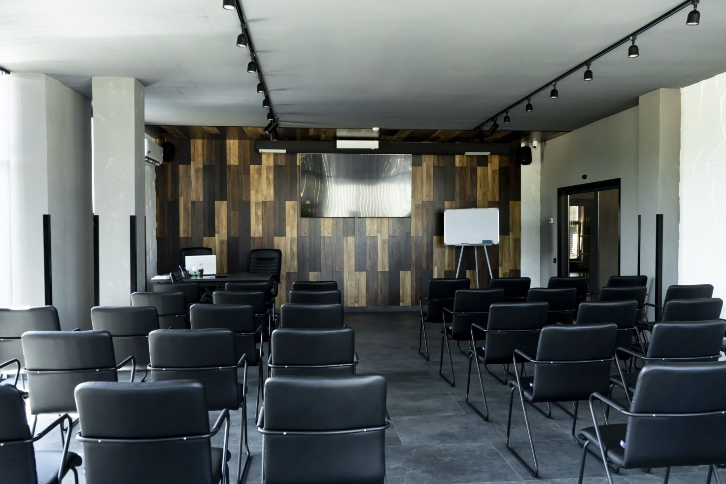 Конференц-зала тренінг-центру для підготовки персоналу автомийки самообслуговування