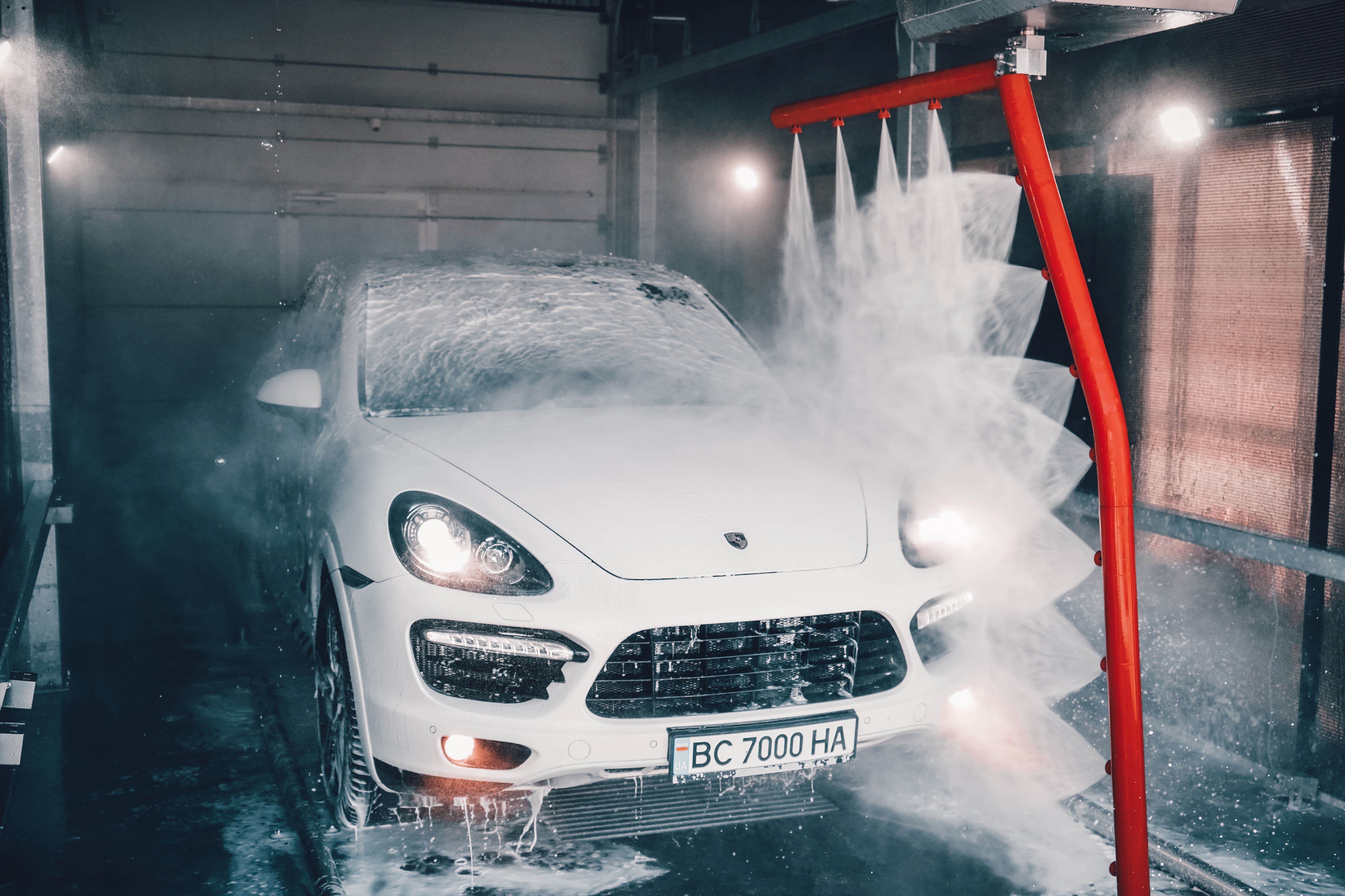 Обслуговування автомобіля на мийці самообслуговування в Києві на Кільцевій