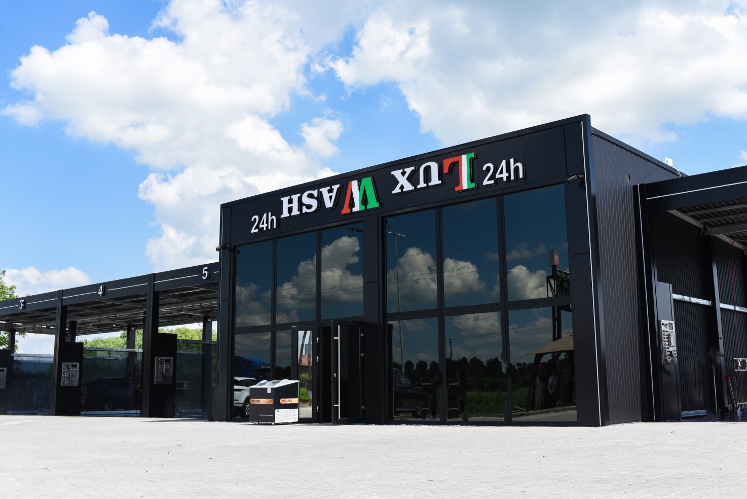 Фасад мийки самообслуговування в темних тонах