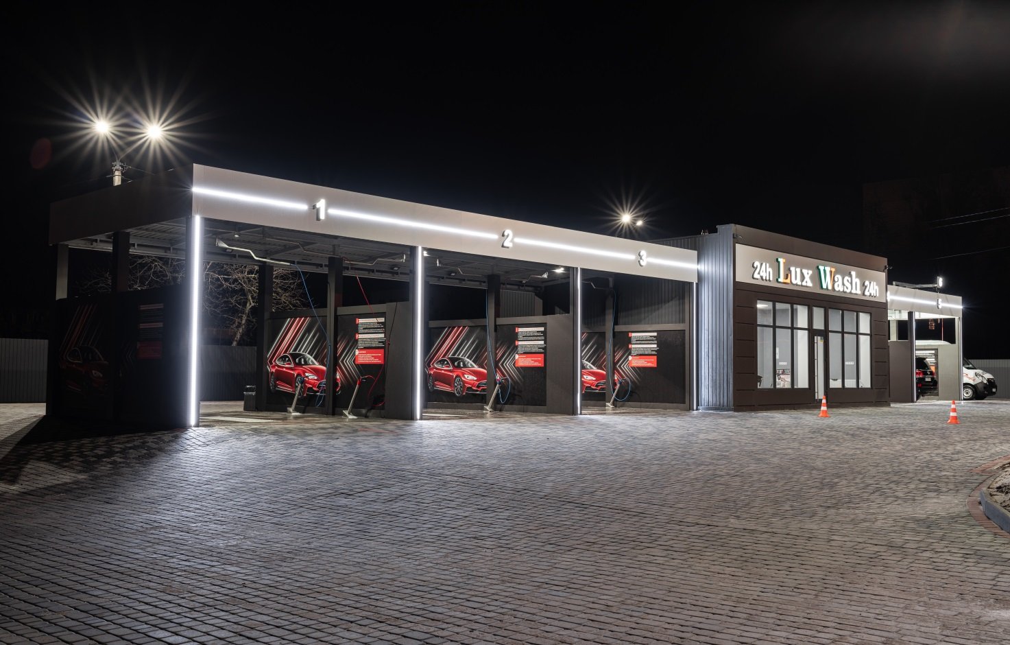 Так виглядає одна з побудованих нами автомийок самообслуговування вночі