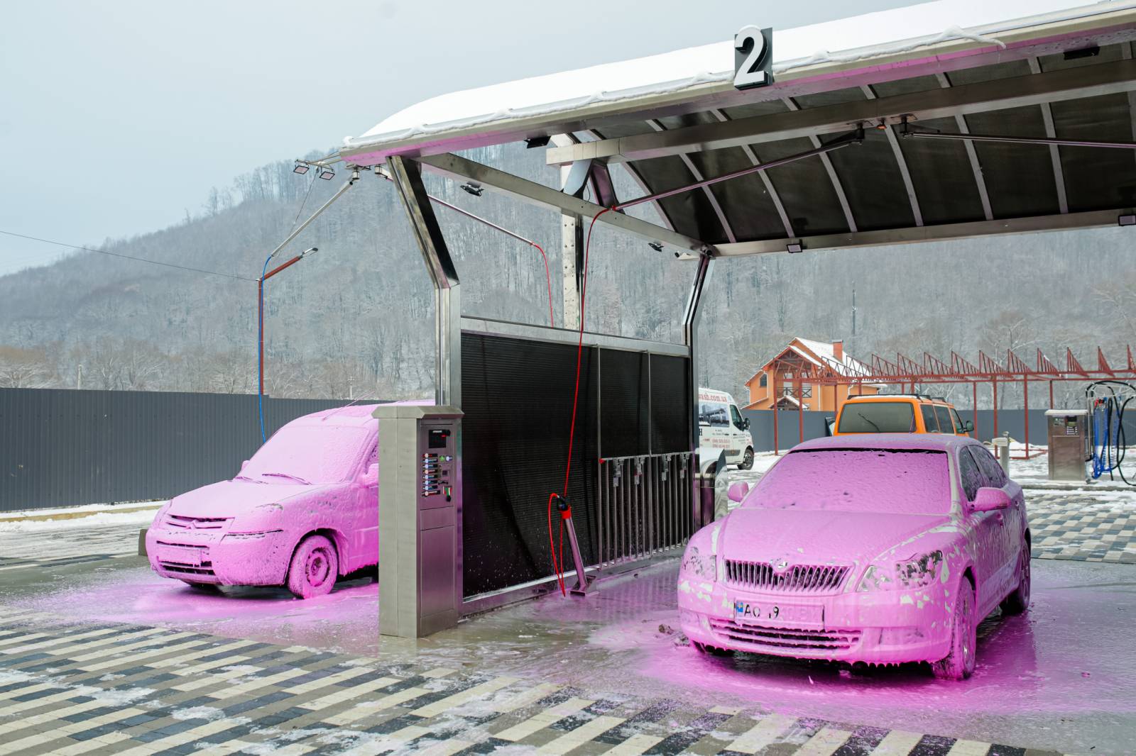 Додаткова послуга миття кузова автомобіля рожевою піною