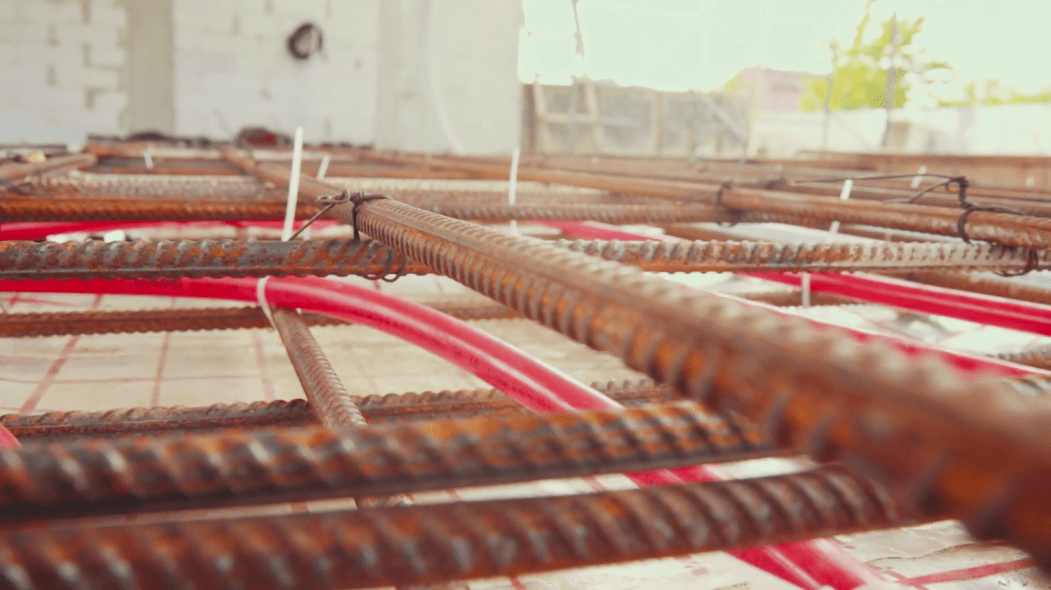 Установка труб і армування бетону для облаштування теплої підлоги на автомобільній мийці самообслуговування