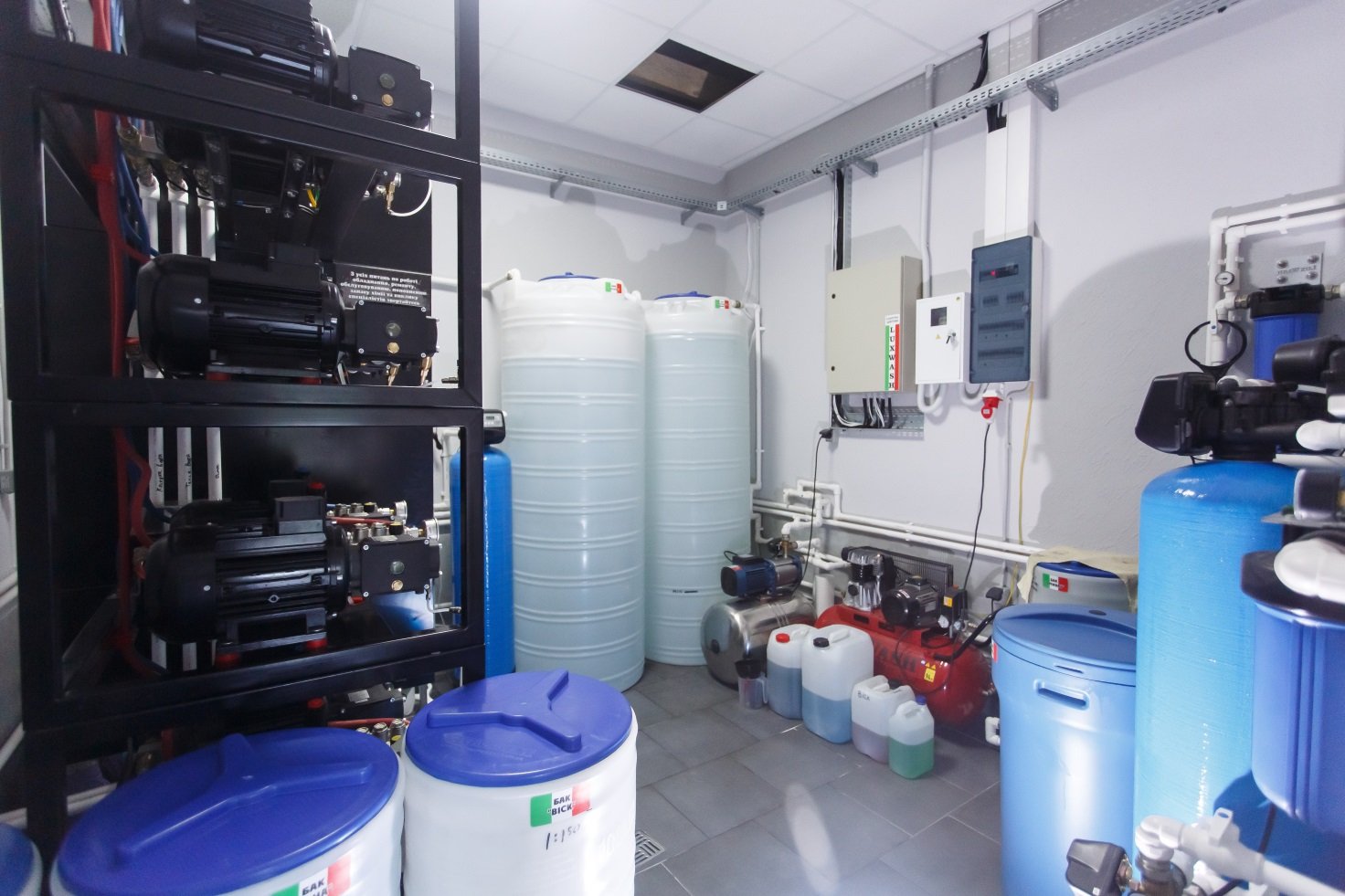 Устаткування для подачі автохімії та очищення води на автомийці самообслуговування