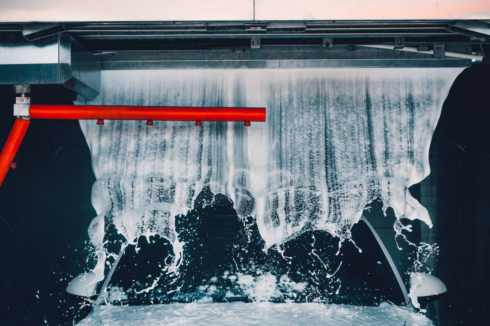 Чим безконтактна мийка краще звичайної автомийки самообслуговування