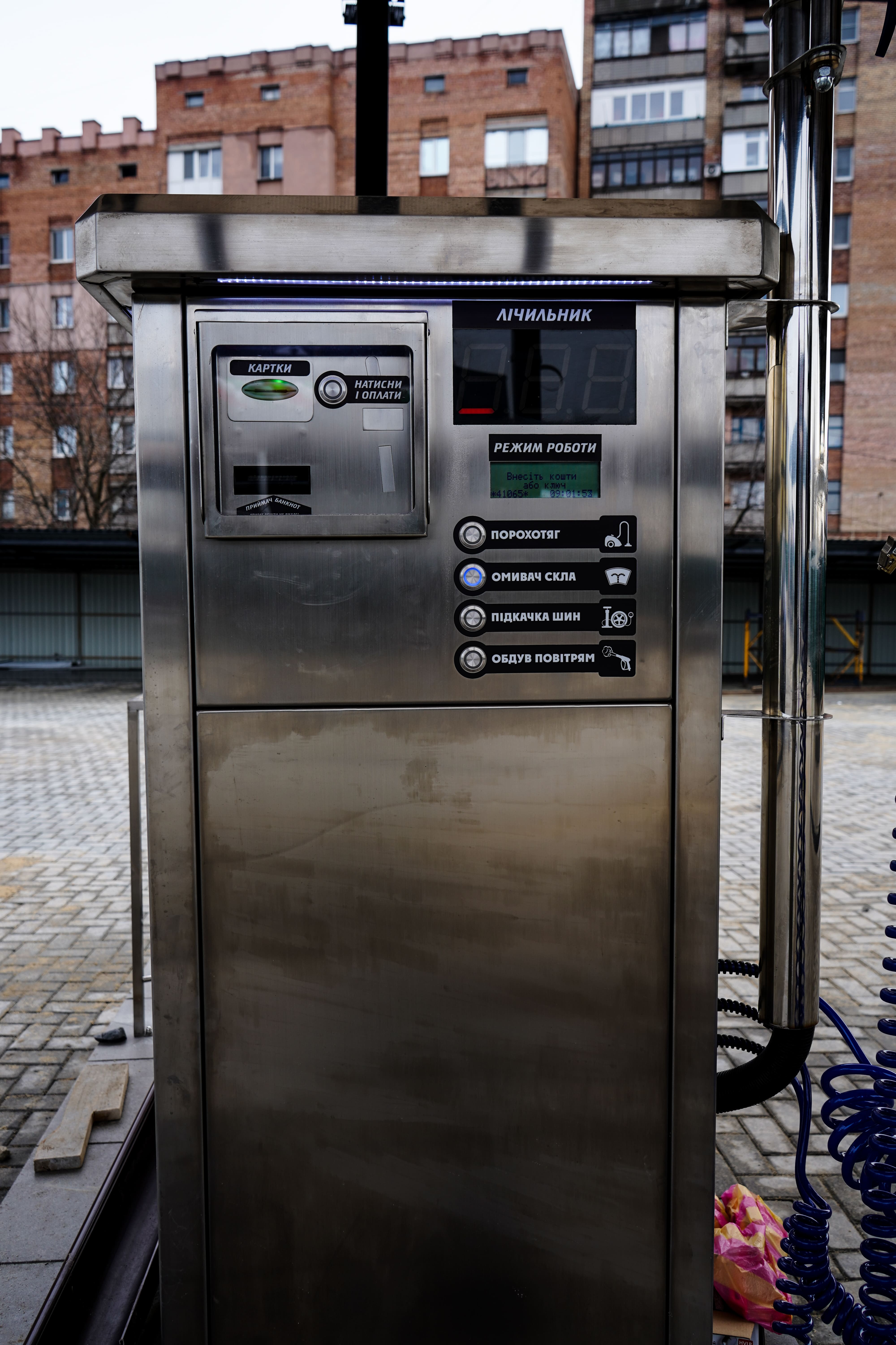 Пилосос для догляду за салоном автомобіля на мийці самообслуговування