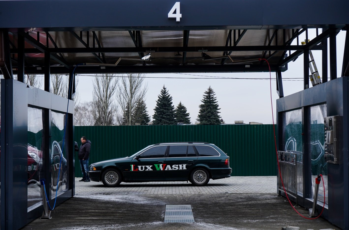 Металевий каркас посту автомобільної мийки самообслуговування